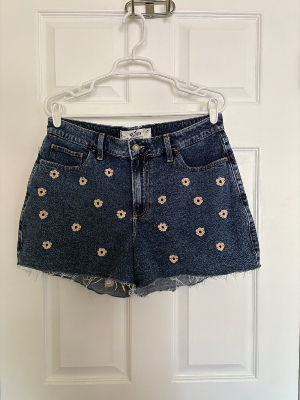 Embroidered Curvy High Rise Mom Short 3”